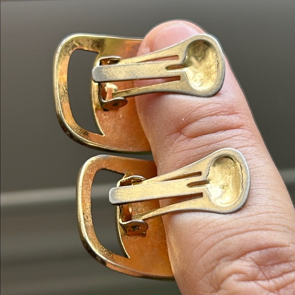 🖤VTG Salvatore Ferragamo Vara Gold Tone Clip-On Earrings - Picture 5 of 15
